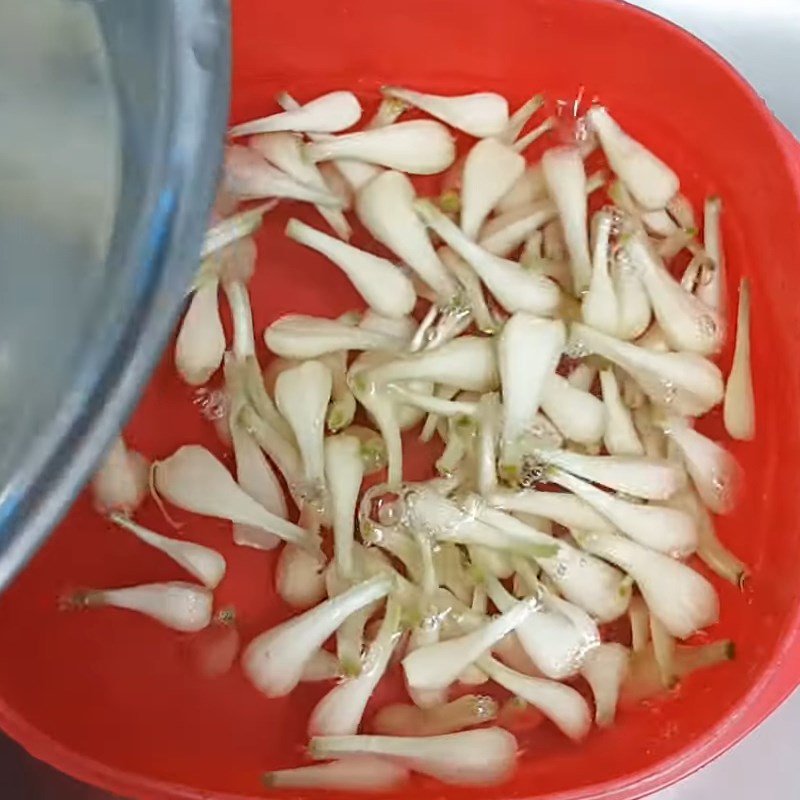 Bước 1 Sơ chế nguyên liệu Củ kiệu ngâm mắm