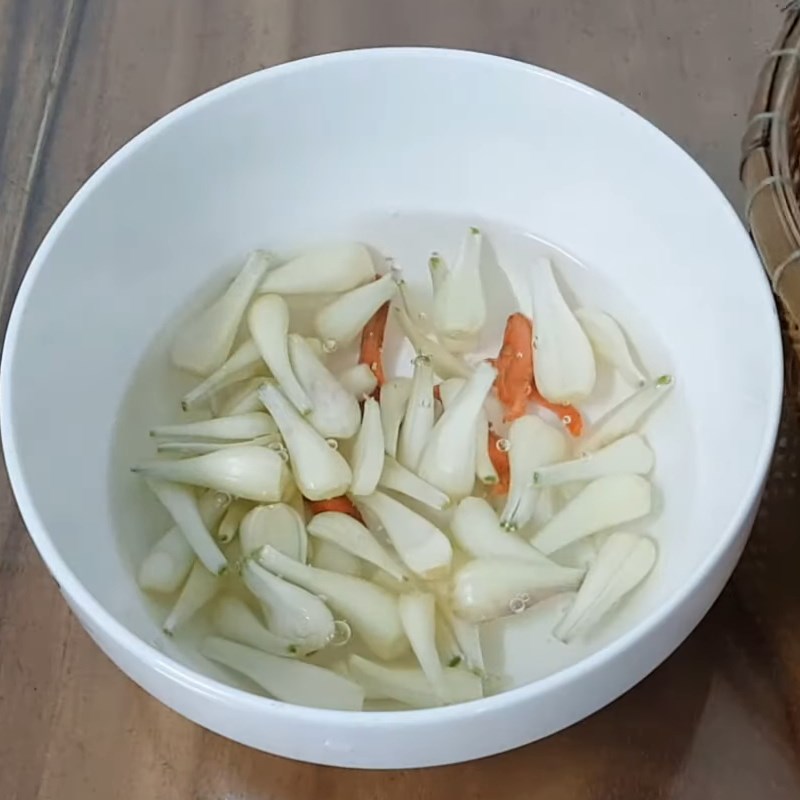 Bước 4 Rửa củ kiệu với giấm Củ kiệu ngâm mắm