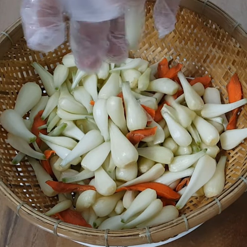 Bước 4 Rửa củ kiệu với giấm Củ kiệu ngâm mắm