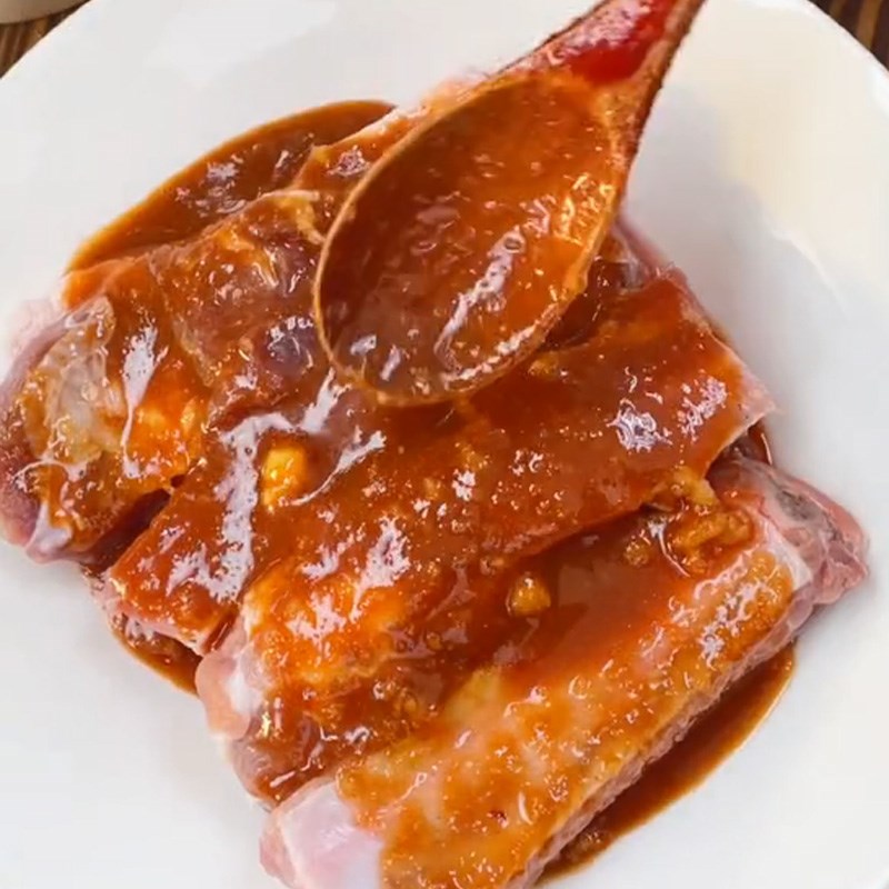 Bước 2 Làm sạch và ướp sườn Sườn nướng phô mai (Công thức được chia sẻ từ TikTok Cách Nấu Ngon cùng Cách Nấu Ngon)
