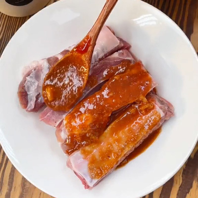 Bước 2 Làm sạch và ướp sườn Sườn nướng phô mai (Công thức được chia sẻ từ TikTok Cách Nấu Ngon cùng Cách Nấu Ngon)