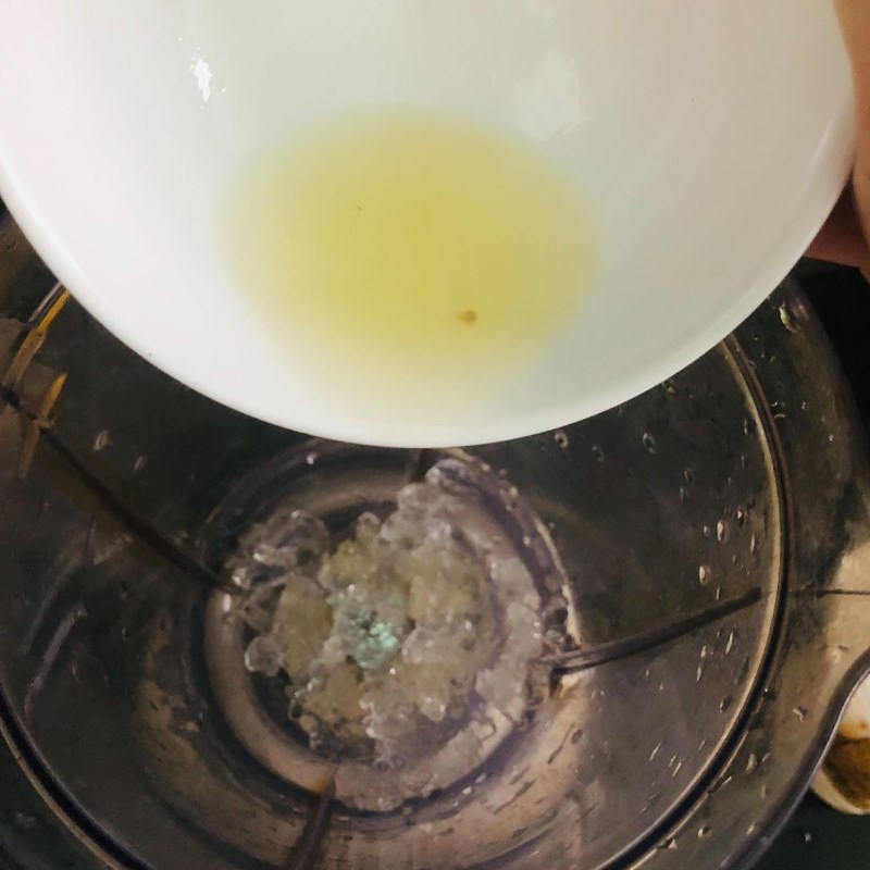 Bước 2 Làm sinh tố chanh mật ong sữa chua Sinh tố chanh mật ong sữa chua