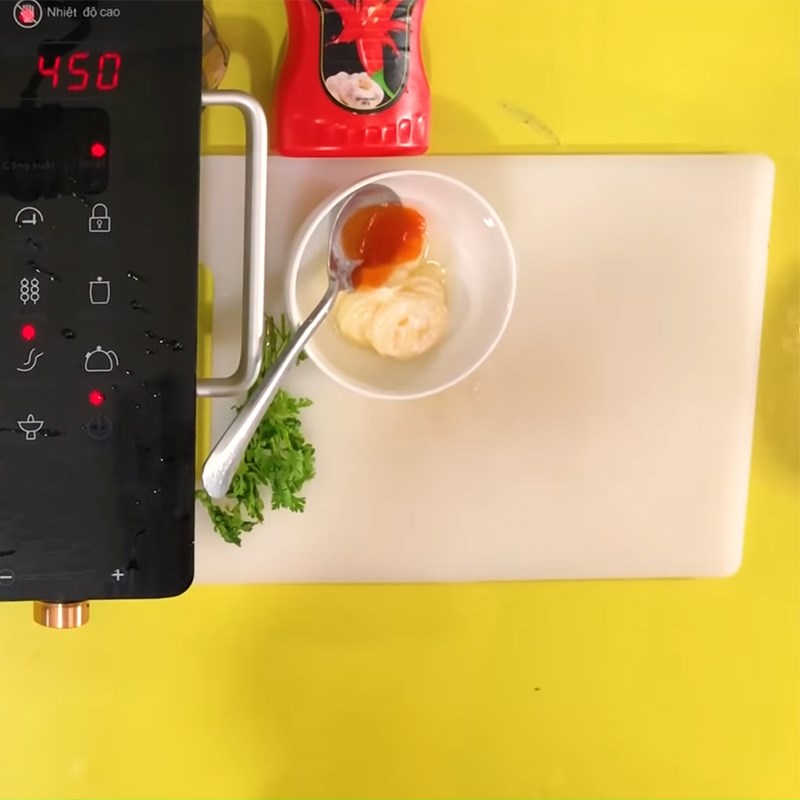 Bước 4 Làm sốt Sandwich cuộn xúc xích
