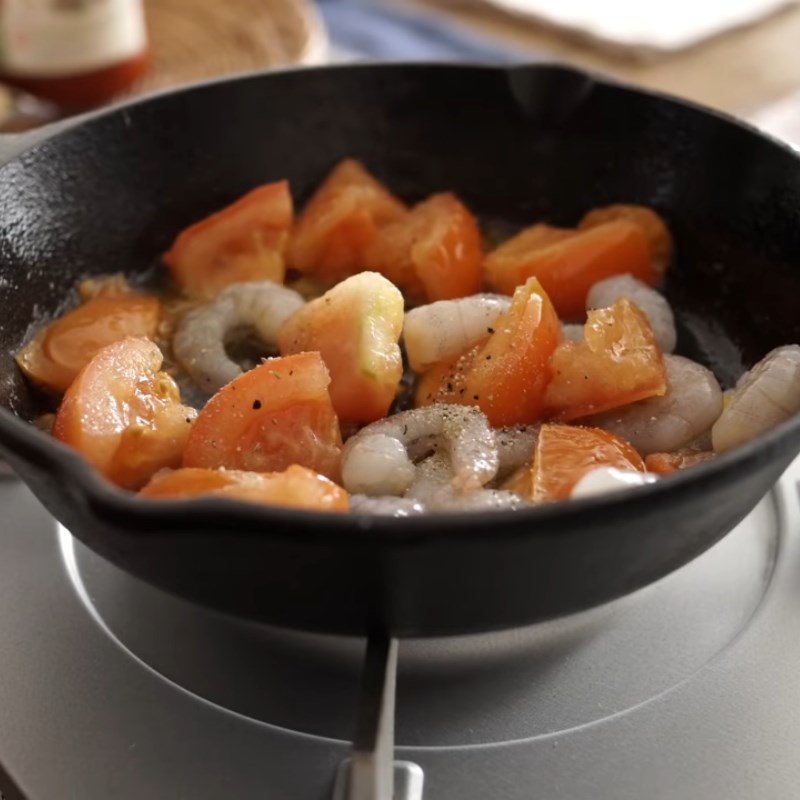 Bước 4 Làm sốt cà chua Mì udon xào trứng cà chua