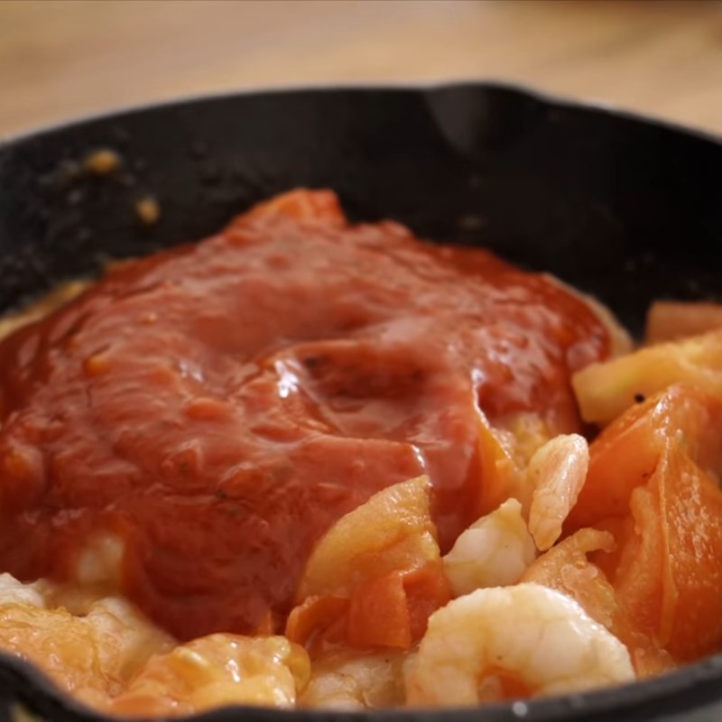 Bước 4 Làm sốt cà chua Mì udon xào trứng cà chua