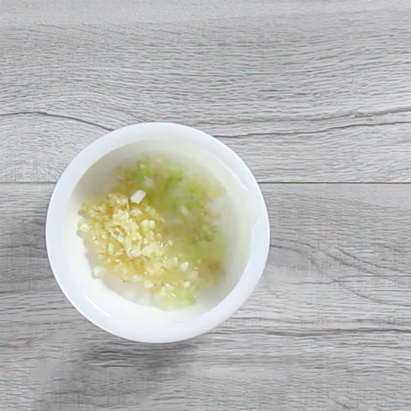 Bước 3 Làm sốt tỏi cay Thịt ba chỉ luộc sốt tỏi cay