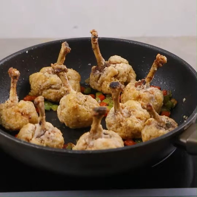 Bước 3 Làm sốt và hoàn thành Cánh gà chiên muối tiêu