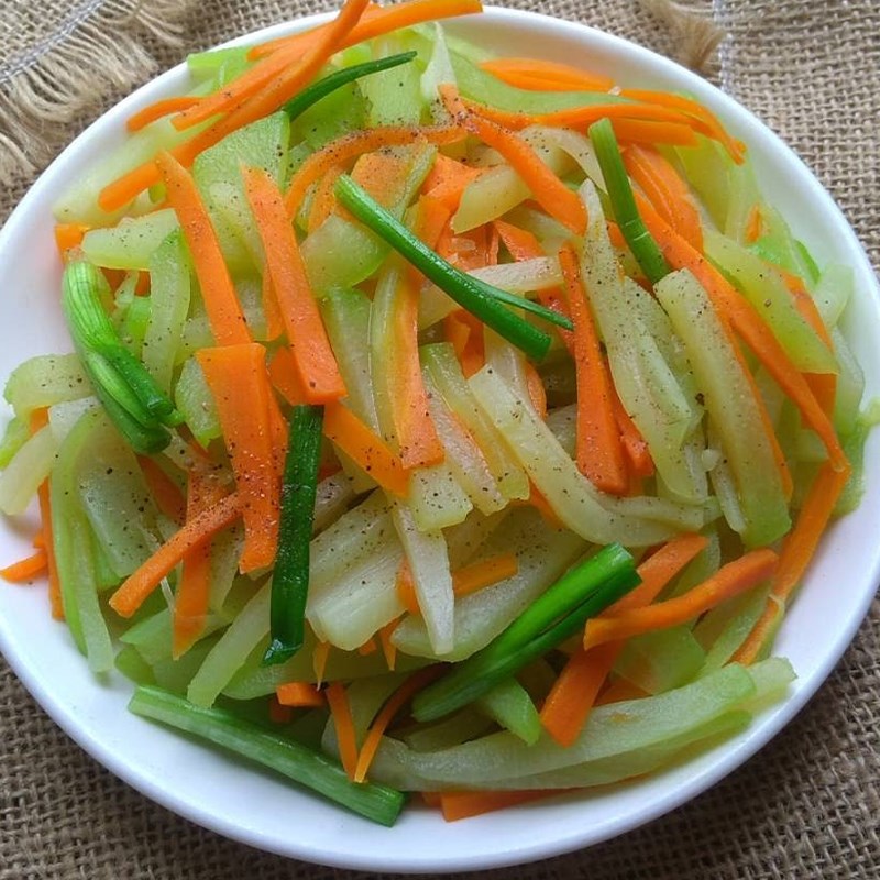 Bước 2 Làm su su xào cà rốt Su su xào cà rốt