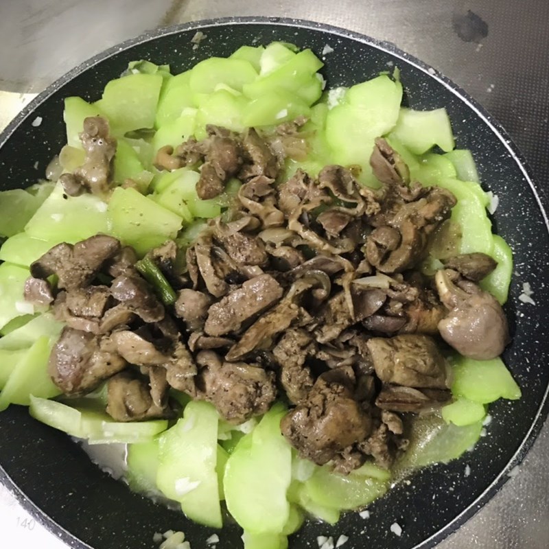 Bước 5 Làm su su xào lòng gà Su su xào lòng gà