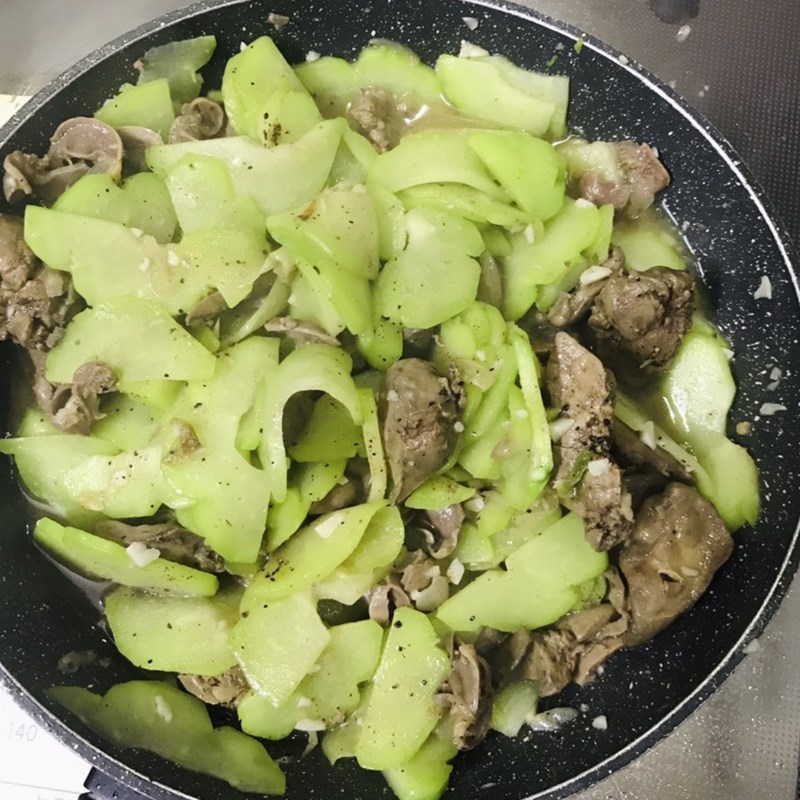 Bước 5 Làm su su xào lòng gà Su su xào lòng gà