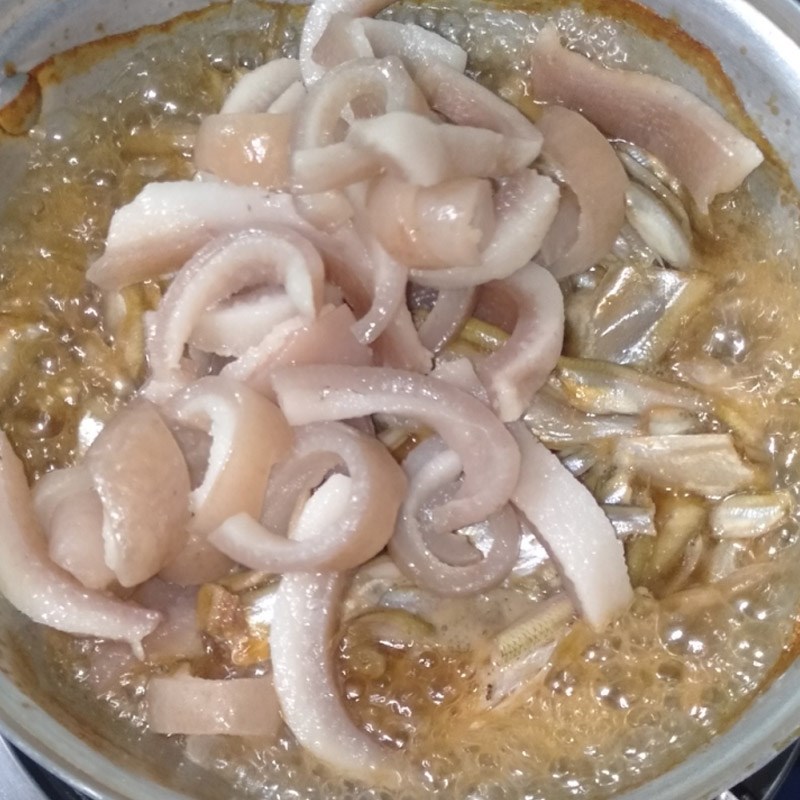 Bước 2 Kho cá Cá lòng tong kho da heo