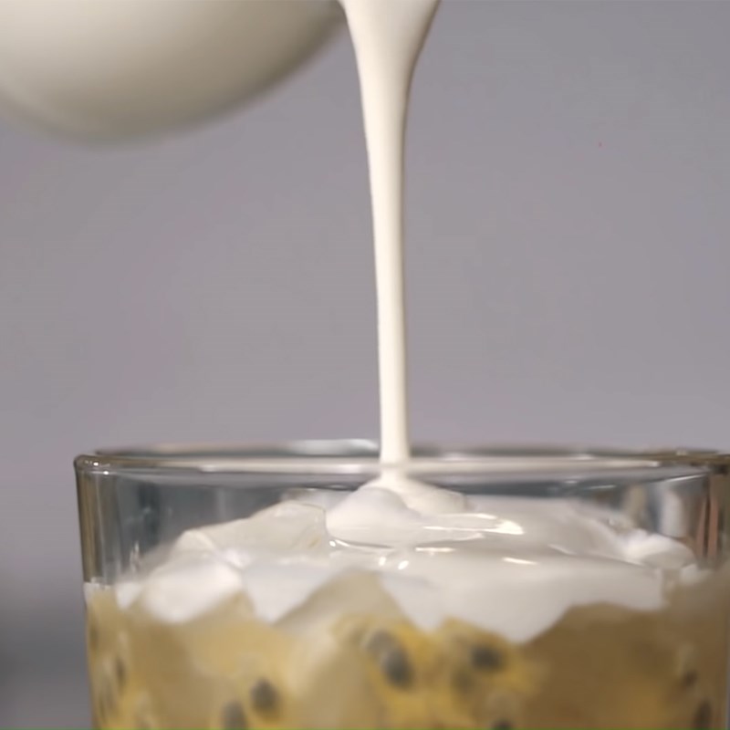 Bước 2 Làm trà chanh dây macchiato Trà chanh dây macchiato