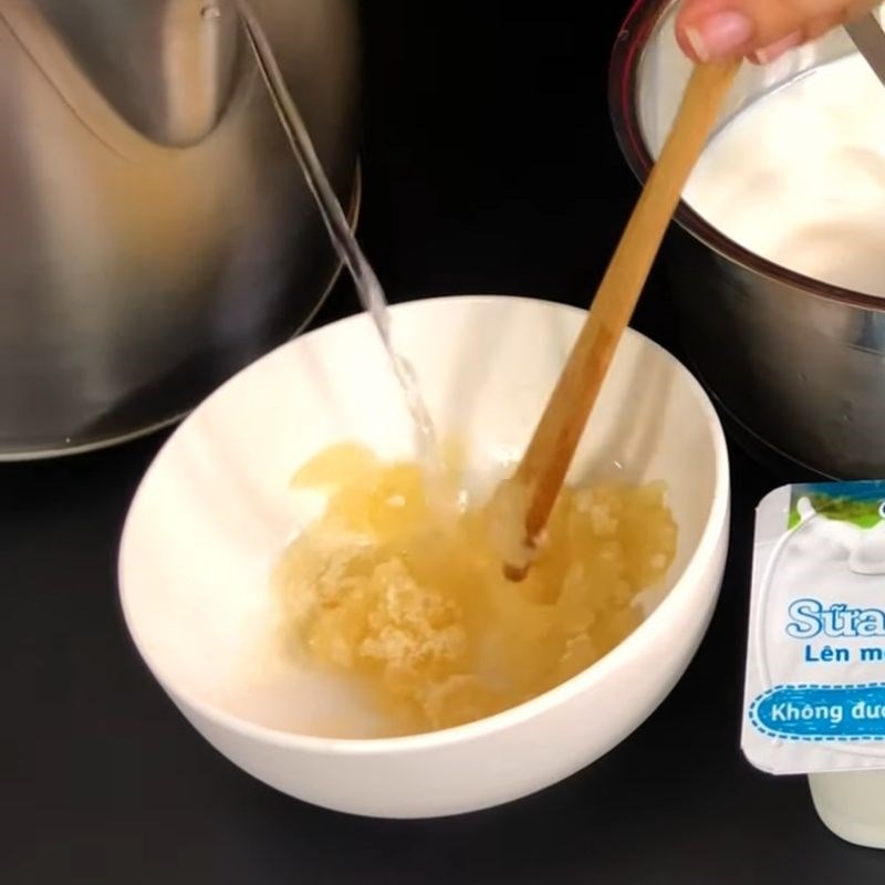 Bước 1 Làm ướt, hấp cách thuỷ bột gelatine Sữa chua dẻo bằng gelatin bột