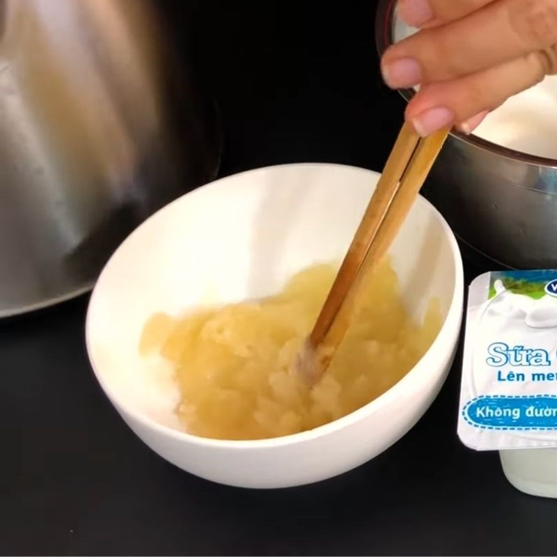 Bước 1 Làm ướt, hấp cách thuỷ bột gelatine Sữa chua dẻo bằng gelatin bột