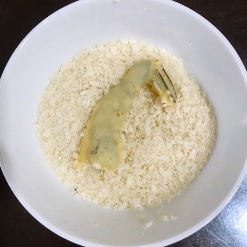 Bước 3 Lăn bột Tôm chiên xù