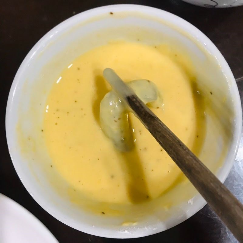 Bước 3 Lăn bột Tôm chiên xù