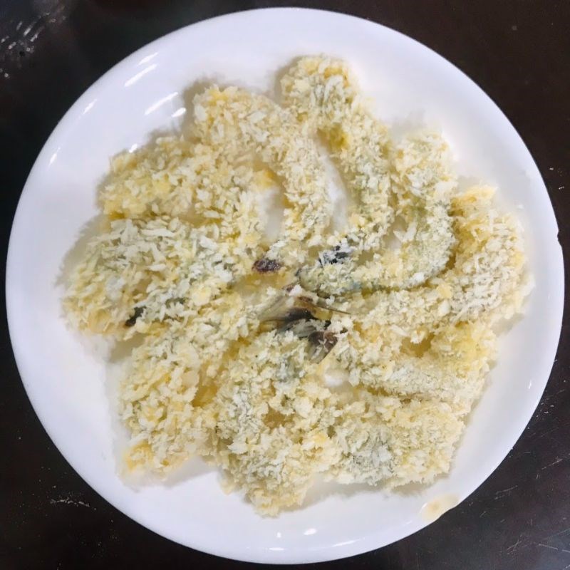 Bước 3 Lăn bột Tôm chiên xù