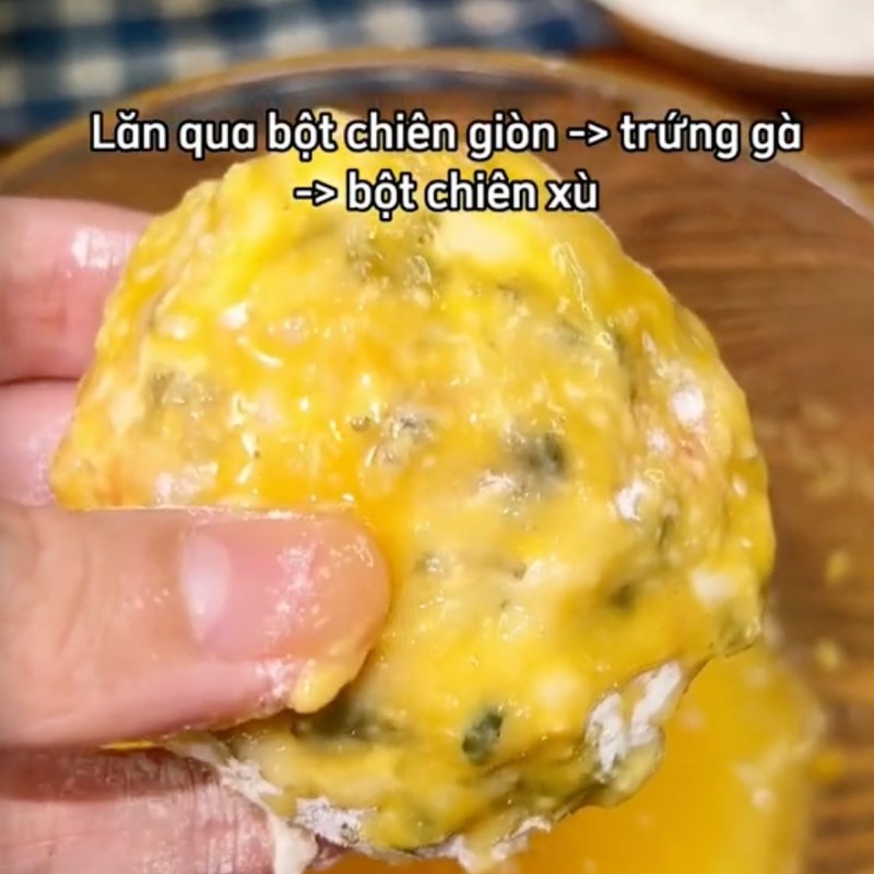 Bước 4 Lăn bột Bánh tôm khoai tây chiên giòn (Công thức được chia sẻ bởi Tiktok Cách Nấu Ngon cùng Cách Nấu Ngon)