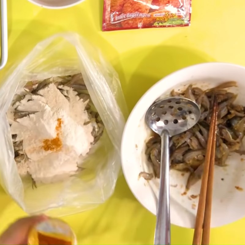 Bước 2 Lăn bột cá Cá lòng tong chiên giòn