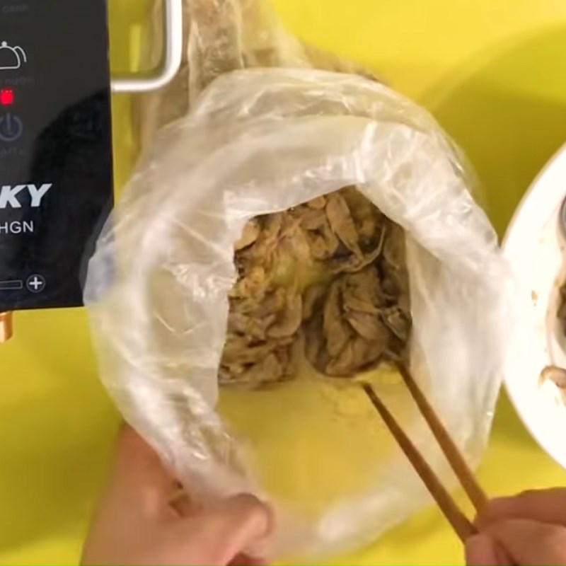 Bước 2 Lăn bột cá Cá lòng tong chiên giòn