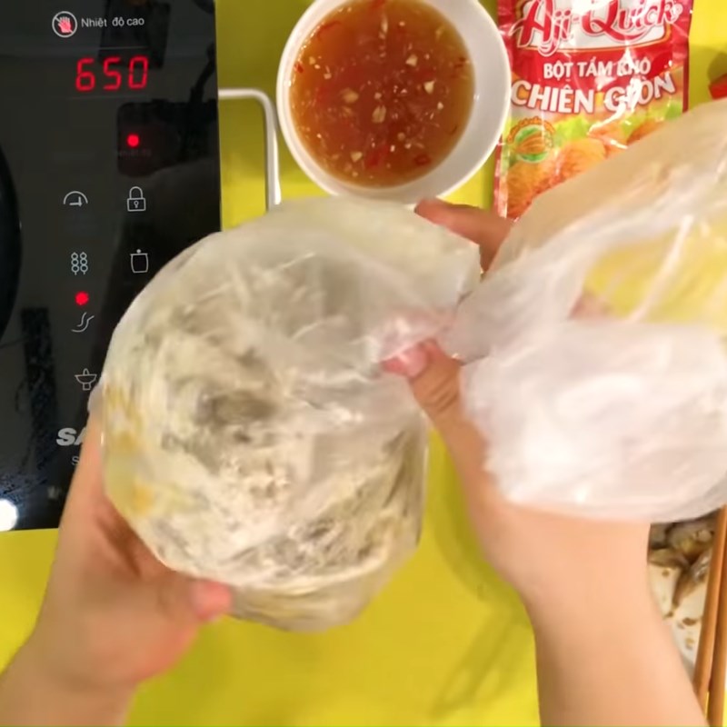Bước 2 Lăn bột cá Cá lòng tong chiên giòn