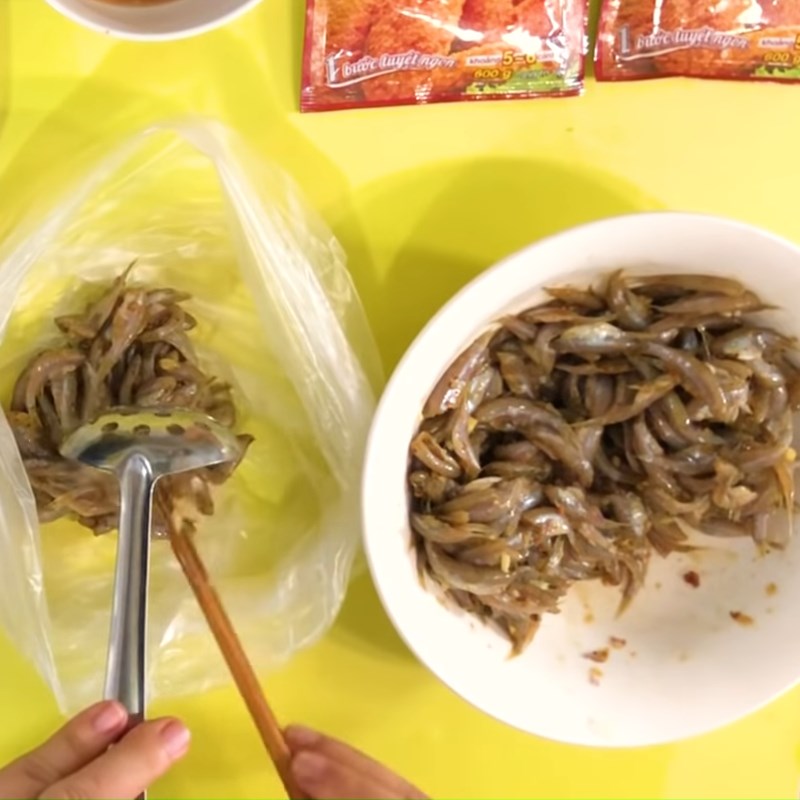 Bước 2 Lăn bột cá Cá lòng tong chiên giòn