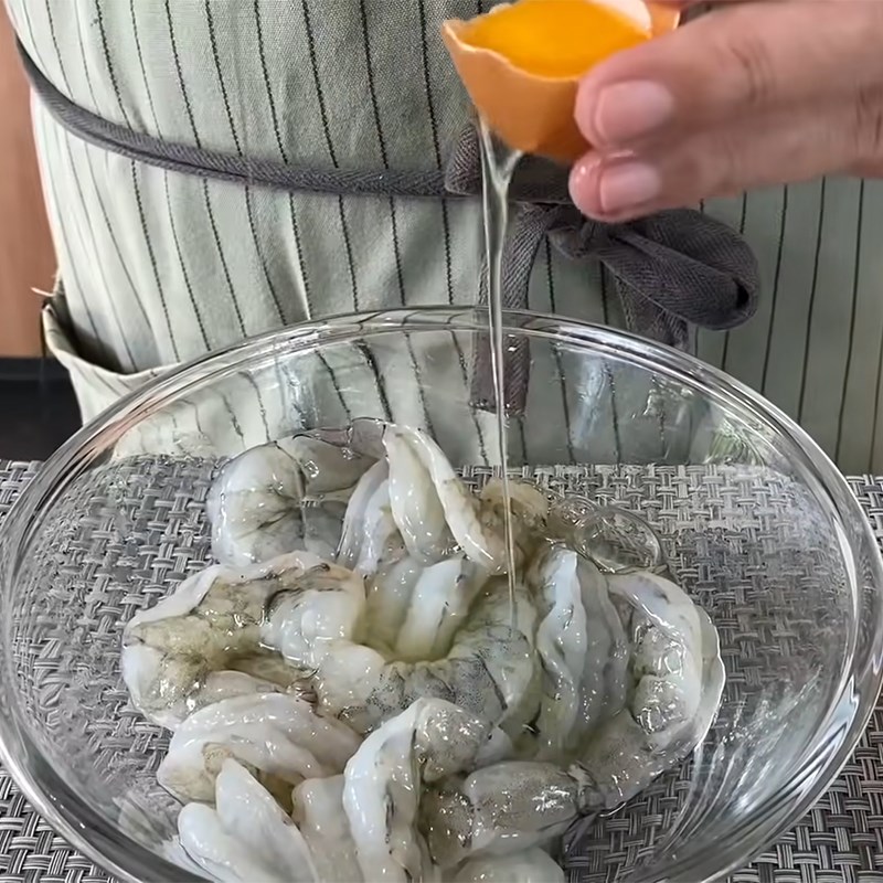 Bước 3 Lăn bột tôm Tôm chiên sốt chua ngọt