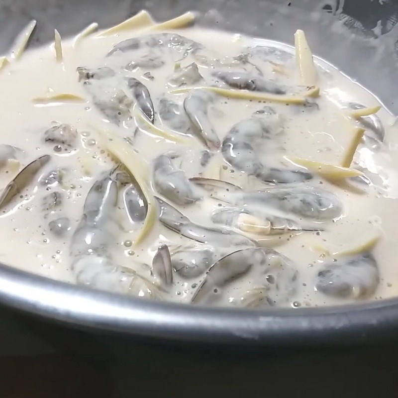 Bước 5 Lăn bột và chiên bánh Bánh tôm Hồ Tây