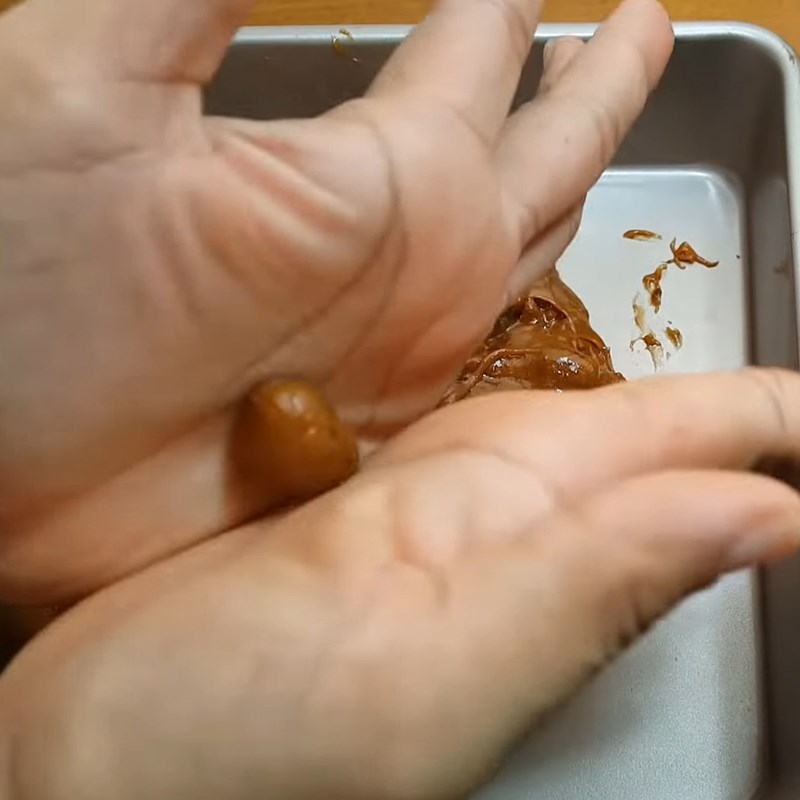 Bước 3 Lăn me với đường muối ớt Kẹo mứt me viên chua cay