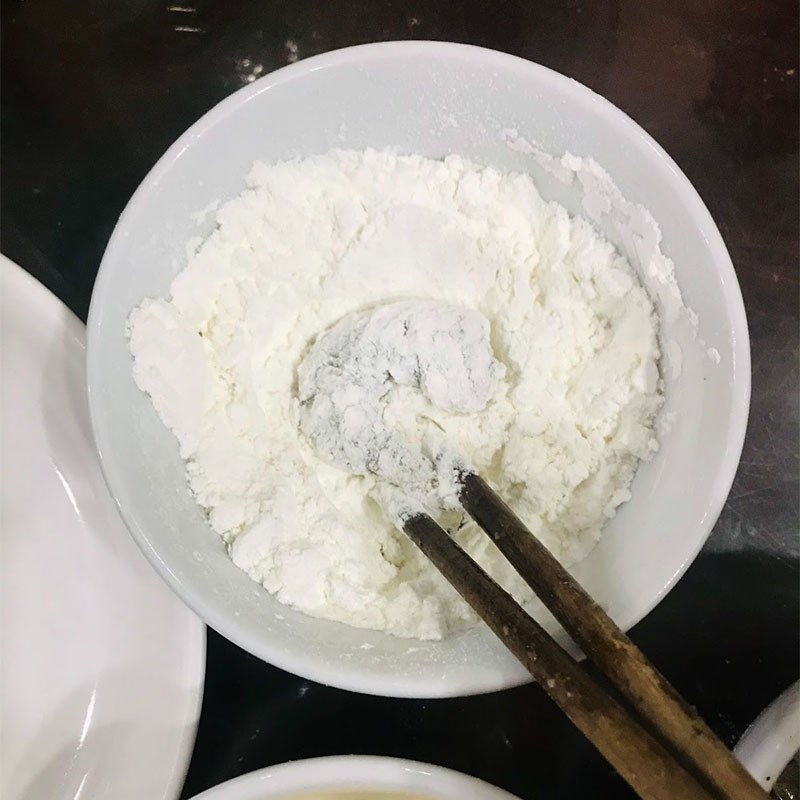Bước 3 Lăn tôm qua bột Tôm chiên bột mì