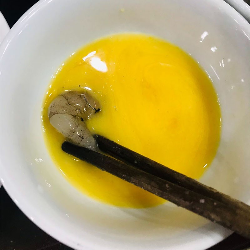 Bước 3 Lăn tôm qua bột Tôm chiên bột mì