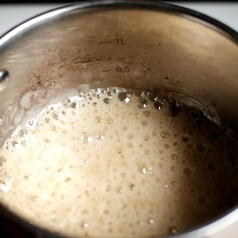 Bước 1 Nấu nước đường Dalgona latte