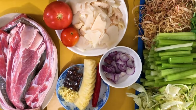 Nguyên liệu món ăn lẩu cá đuối măng chua, lá giang và cơm mẻ