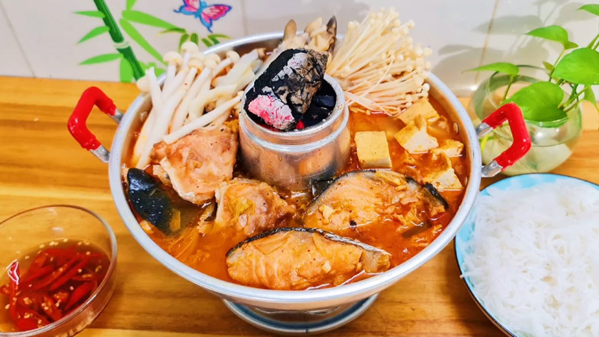 Lẩu đầu cá hồi kim chi