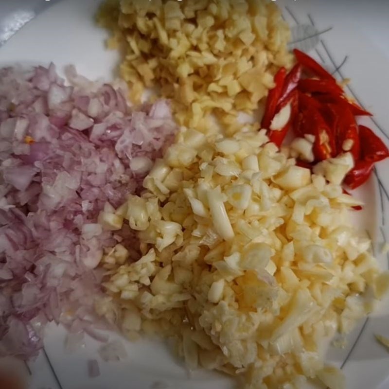 Bước 1 Chuẩn bị nguyên liệu Lẩu đầu cá hồi măng tươi sa tế