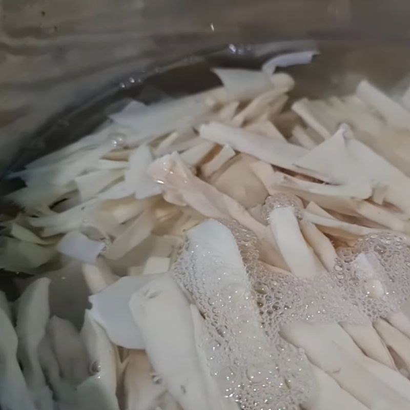 Bước 1 Chuẩn bị nguyên liệu Lẩu đầu cá hồi măng tươi sa tế