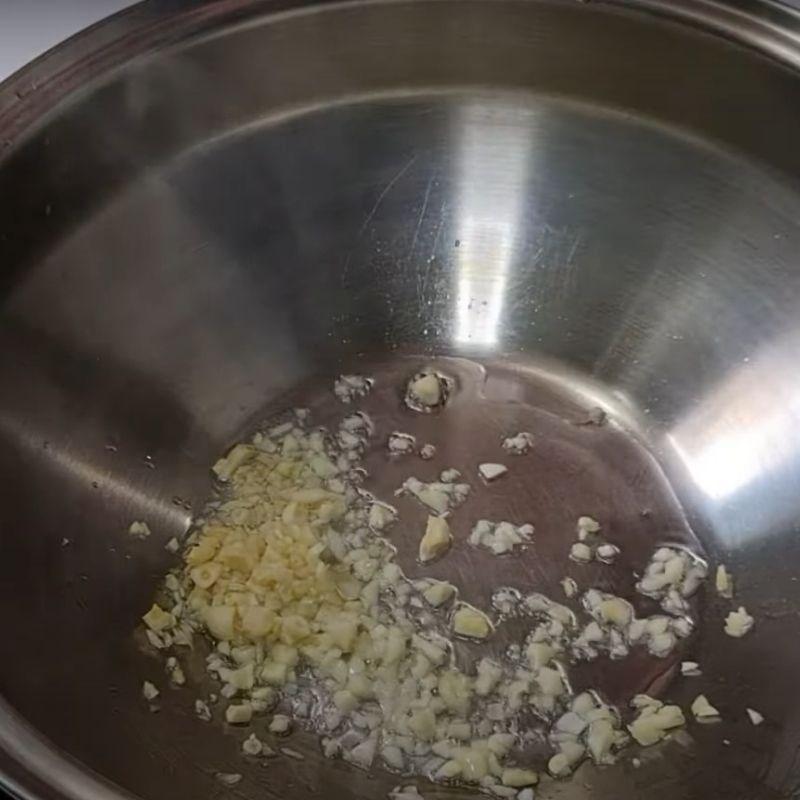 Bước 2 Xào sơ đầu cá Lẩu đầu cá hồi măng tươi sa tế