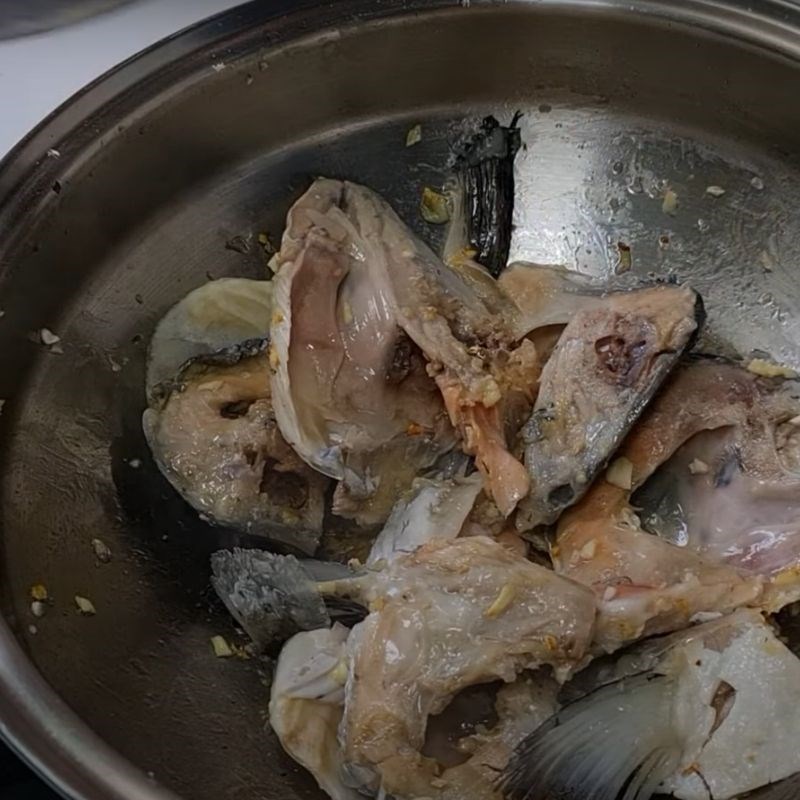 Bước 2 Xào sơ đầu cá Lẩu đầu cá hồi măng tươi sa tế