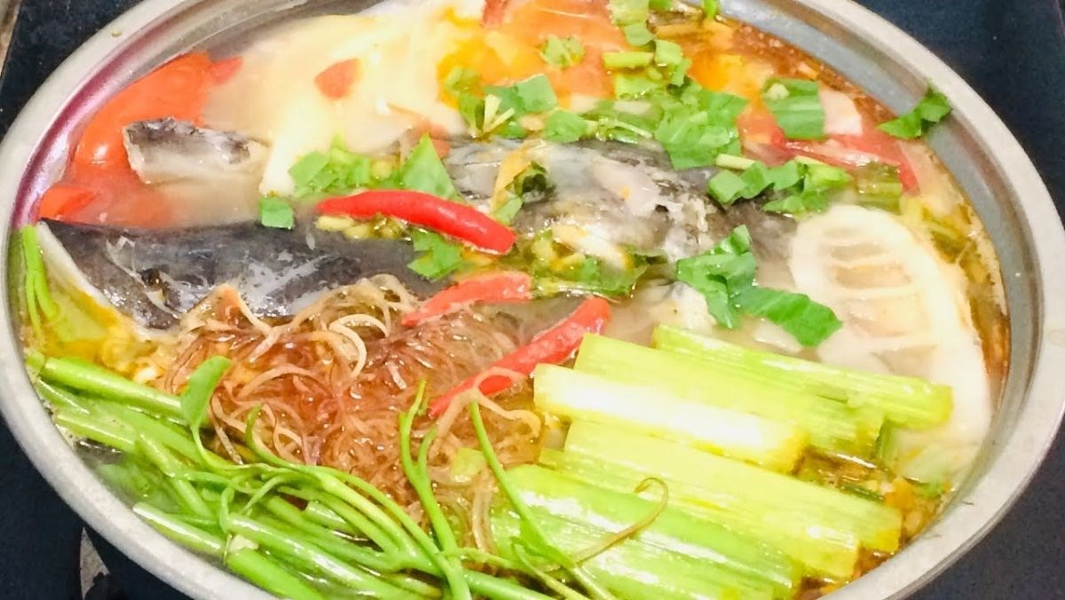 Lẩu đầu cá hồi măng chua sốt cà chua