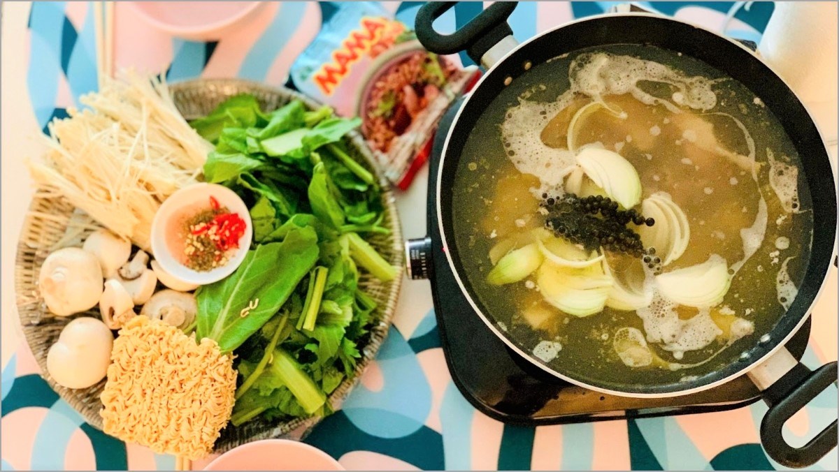Lẩu gà già nấu nấm tiêu xanh