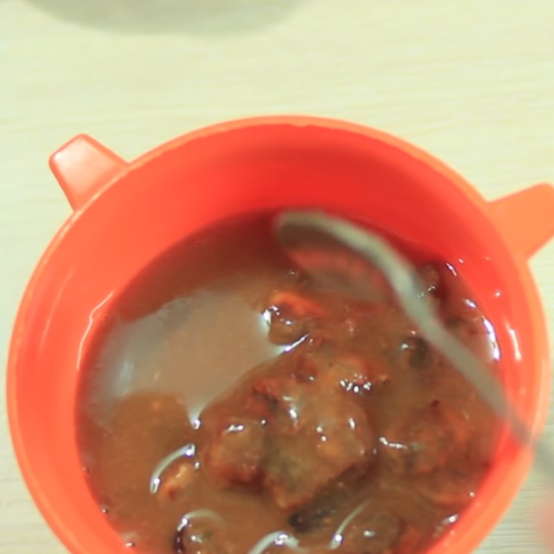 Bước 3 Lấy nước cốt me Canh chua cá rô đồng