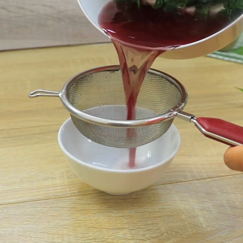 Bước 1 Lọc nước cốt lá nếp và lá cẩm Sữa chua thạch lá nếp lá cẩm