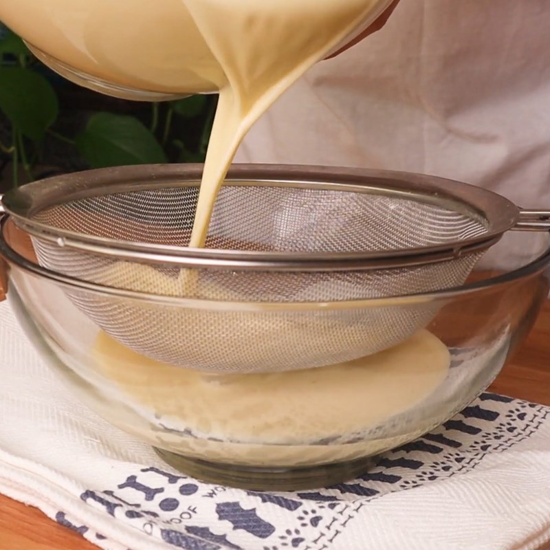 Bước 3 Lọc, ủ hỗn hợp bột bánh Bánh crepe ngàn lớp hoa hồng