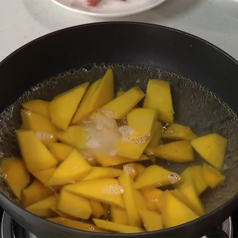 Bước 3 Luộc bí đỏ Bí đỏ xào thịt xông khói