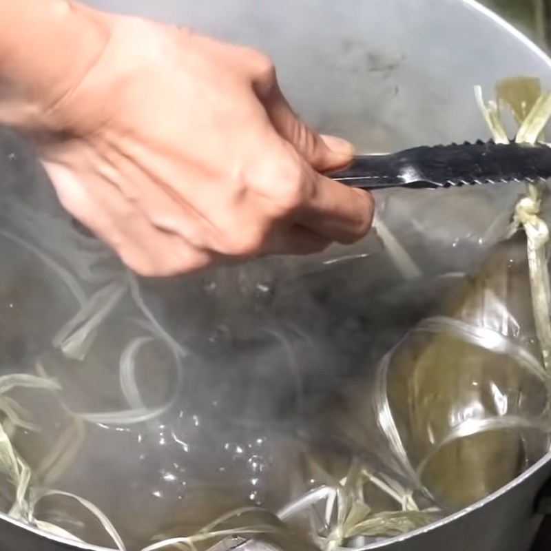 Bước 6 Luộc bánh Bánh ú nhân mặn miền Tây
