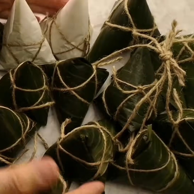 Bước 6 Luộc bánh Bánh ú nhân đậu xanh