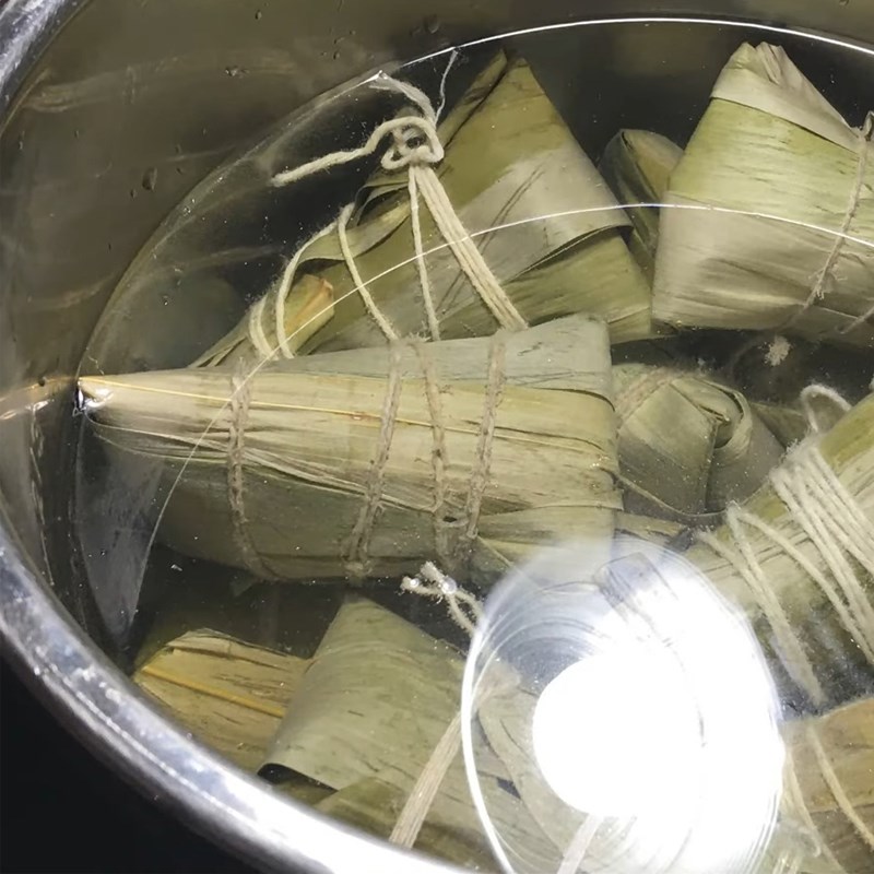 Bước 8 Luộc bánh Bánh ú bá trạng thuyền rồng