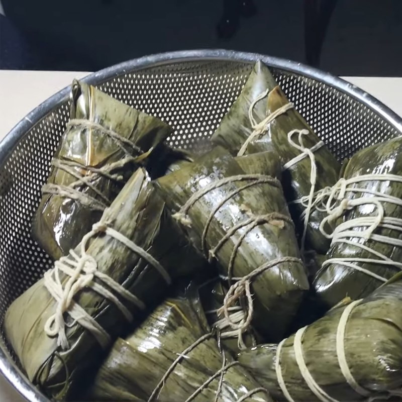 Bước 8 Luộc bánh Bánh ú bá trạng thuyền rồng