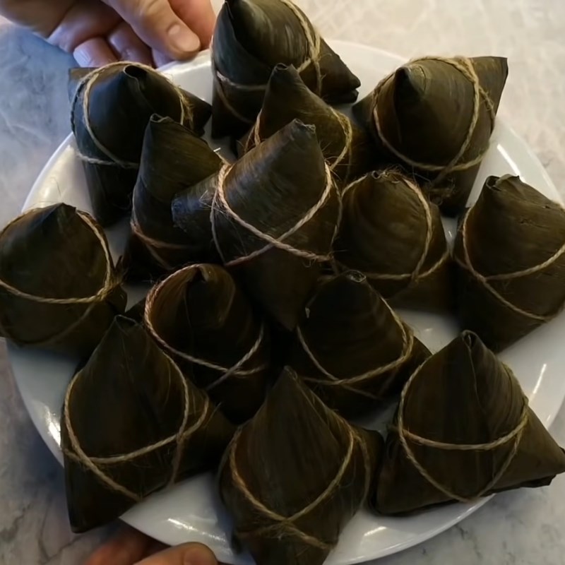 Bước 6 Luộc bánh Bánh ú nhân đậu xanh