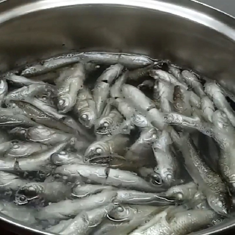 Bước 4 Luộc cá Canh chua cá linh bông điên điển